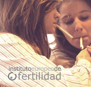 instituto-europeo-de-fertilidad-mujeres-fumando.jpg